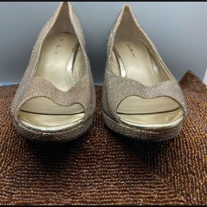 Bandolino Women's Rainaa Peep Toe Pump
8.5 Gold /Sparkling
